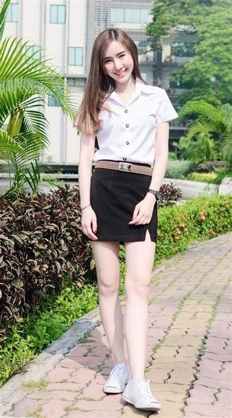 ปักพินโดย Yen Siang Huang ใน Thai University Uniform ผู้หญิง นางแบบ กระโปรงสั้น