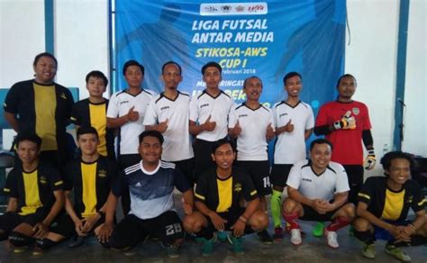 Azis yang juga pendiri harian surabaya post yang pertama kali terbit 1953 sekaligus juga menjadi pendiri aws (akademi wartawan surabaya) pada tanggal 11 november. Futsal Siwo PWI Jatim Kalahkan Stikosa-AWS - SURYAKABAR.com