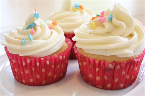 Simple Vanilla Frosting For Cupcakes Hip Foodie Mom