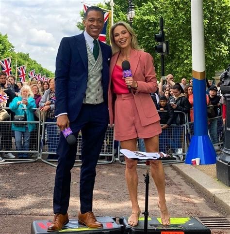 Good Morning America Hosts Amy Robach And Tj Holmes Romance Revealed After Pda Pics Surface