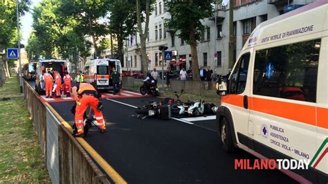 Milano Grave Incidente In Viale Cassala Tra Due Moto Un Ragazzo Di