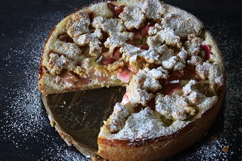 Sobald wir diesen auf dem wochenmarkt entdecken, kommen wir nicht umhin, einen köstlichen kuchen mit den hübschen. rhabarber Cheesecake - Grafikdesign-Fotografie-Food-Blog