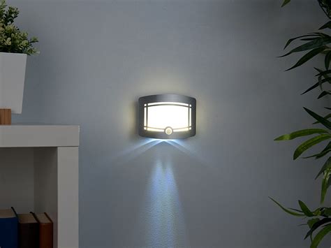 Lunartec Wandleuchte mit Batterie: 2-stufige Akku-LED-Wandleuchte, Bewegungs- & Lichtsensor, 40