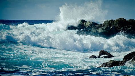Ocean Waves Hitting The Rocks Hd Wallpaper