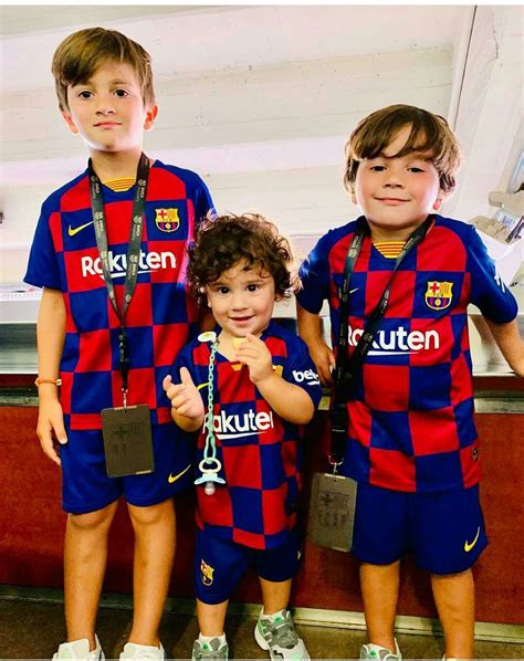 Pin De Nekita M En Fcbarcelona Messi Y Su Hijo Messi Y Su Familia