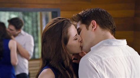 Edward And Bella Kissing