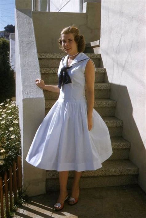 50 Glamorous Snapshots Show Dresses That Girls Often Wore From The