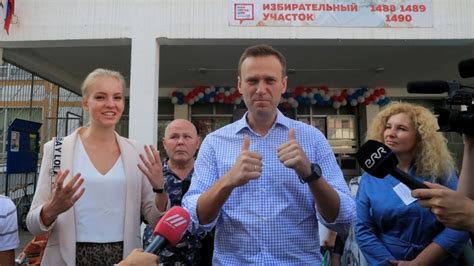Dat gebeurde nadat de politie een appartement van de familie navalny had doorzocht. Russians vote in local polls after weeks of protests ...
