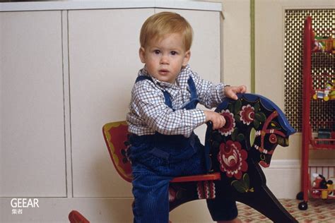 拿34年前照片对比，archie和爸爸哈里王子儿时长得特别像！梅根