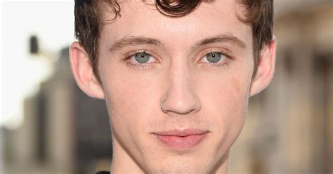 Troye Sivan Posts Text Convo About His Leaked Nudes Teen Vogue