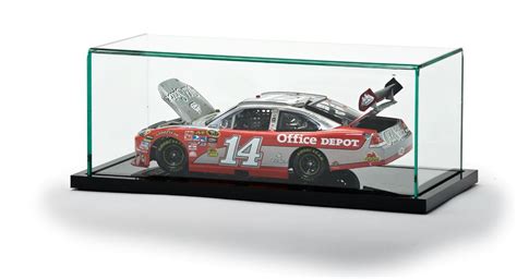 It held one 1/24 scale car on a small platform, and on each side of it there were two smaller platforms that would hold a 1/64 scale car. This Diecast Display Case is a Deluxe Model! Clear Plexi ...