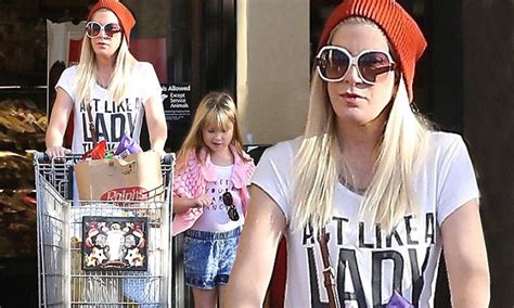 Tori Spelling And Daughter Stella Shop Before Thanksgiving 2015 Daily