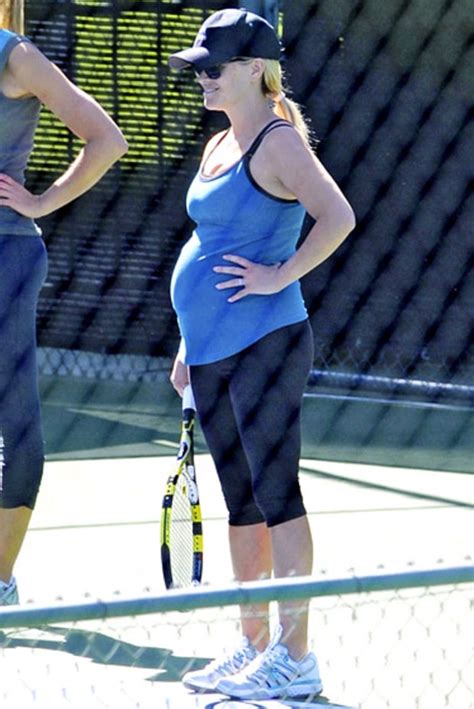 Reese Witherspoon Athletic Mom To Be Hot Pics Us Weekly