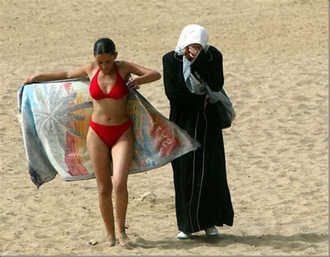 Dal Burkini Al Bikini Le Donne Algerine Si Spogliano In Spiaggia Per