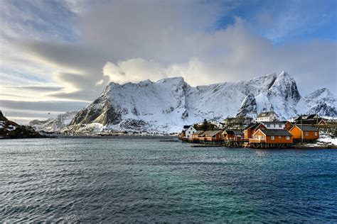 レーヌ ロフォーテン諸島 ノルウェー スカンジナビアのストックフォトや画像を多数ご用意 スカンジナビア ノルウェー フィヨルド