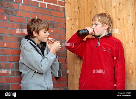 Zwei Jungen Rauchen Und Trinken Bier Stockfotografie Alamy