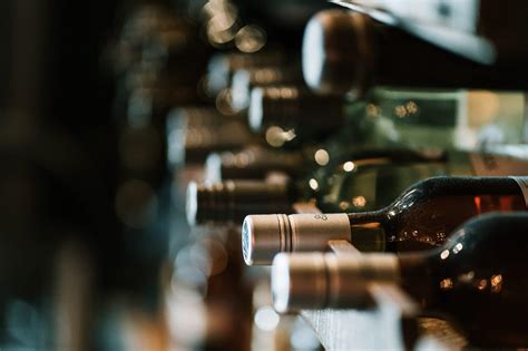 Les caves de vieillissement ont généralement une grande capacité (entre 150 et 200 bouteilles pour la majorité d'entre elles) et permettent de respecter les 7 critères de conservation du vin pendant plusieurs années, sans l'altérer. Comment bien choisir sa cave à vin ? Nos conseils pour ...