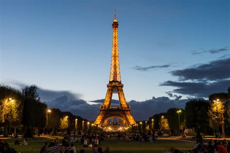 Tour eiffel de paris la nuit. Tour Eiffel de nuit et droit à l'image : attention à la ...