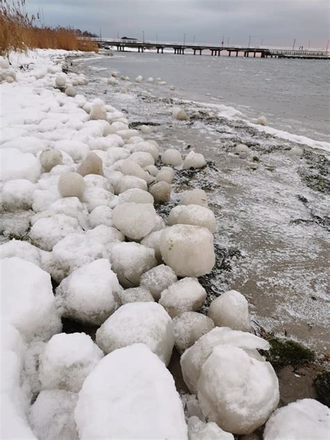 Lodowe kule w jastarni to dość rzadkie zjawisko i jak tworzą się lodowe kule? Lodowe kule w Jastarni. Niecodzienne znalezisko na plaży ...