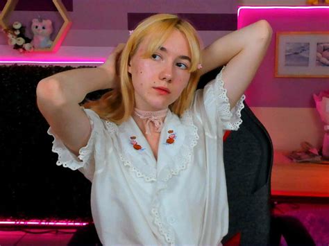 gabriellechiuri small titted blond teen babe webcam