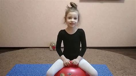 Gymnasts must be strong, flexible, agile, dexterous and coordinated. художественная гимнастика колесо с мячиком на одной руке - YouTube