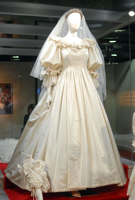 Princess Diana’s Wedding Dress Photos And Details