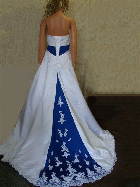 Long sleeved gowns are totally modern. Beautiful Royal Blue Wedding Dresses - Sang Maestro
