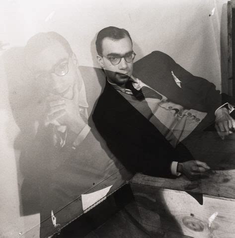 Imagens antigas da entrada em campo da. José-Augusto França | Museu Calouste Gulbenkian