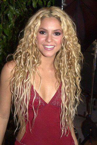 Pin By 𝓒𝓪𝓷𝓭𝔂 𝓒 On Cabello ♥ Shakira Hair Long Blonde Curls Hair Styles