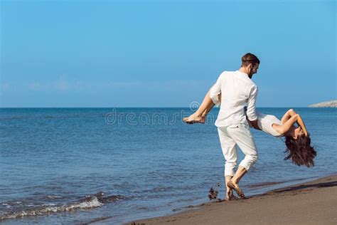 Romance Im Urlaub Paare In Der Liebe Auf Dem Flirtenden Strand Stockbild Bild Von Flirten