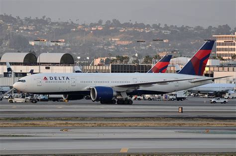 Delta Air Lines Widebody Aircraft Fleet N705dn Boeing 777 200lr At Lax