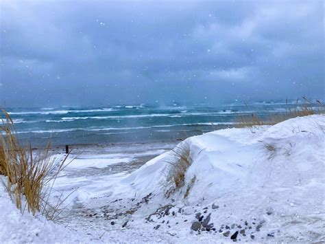 Video Lake Michigan Waves Roar As Snow Falls At Up North State Park