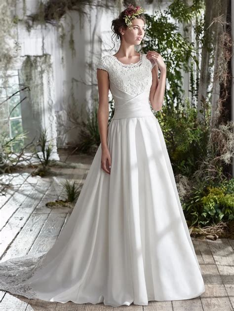 2019 Simple Lace Appliques A Line Ivory Modest Wedding Dresses Cap