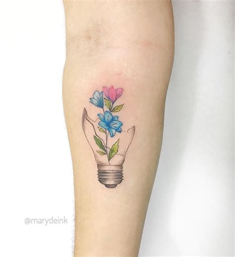 Tatuagem Criada Por Mary Ellen De João Pessoa Flores Coloridas E Delicadas Saindo De Lâmpada