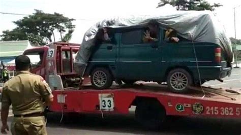 Pranatal mengatakan sopir truk trailer ditangkap oleh personel polres ngawi. INGAT! Truk Bawa Pemudik Siap-siap Ditilang dan Ditahan ...