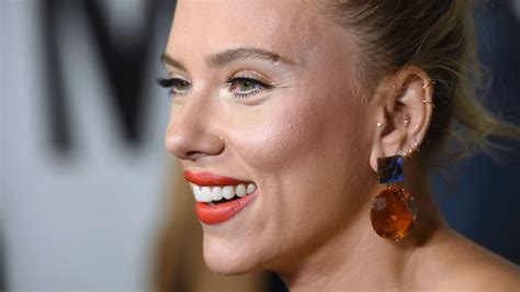 Scarlett Johanssons ‘marriage Story Premiere Dress Is Seriously Sexy