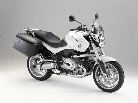It replaces the r1150r, compared with which it has a 55 lb (25 kg) weight saving and 28% increase in power. Motorrad: Touring-Spezial-Paket für BMW R 1200 R - Magazin