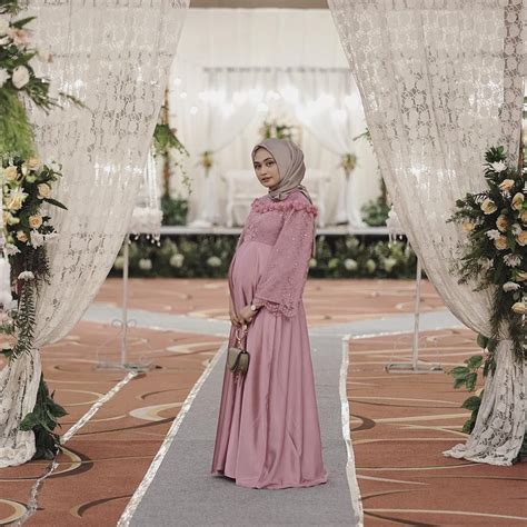 Karena seperti yang anda ketahui bahwa ibu hamil sering mengalami masalah kulit kering dan kusam akibat pengaruh hormone kehamilan. Gamis Untuk Ibu Body Pir - Gamis Untuk Orang Gemuk Yang Stylish Dan Tips Memilihnya Harapan ...