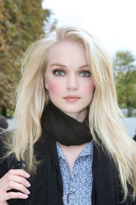 Best Hairstyle For Women With Round Faces Pale Skin Hair Color Blonde Hair Pale Skin Hair