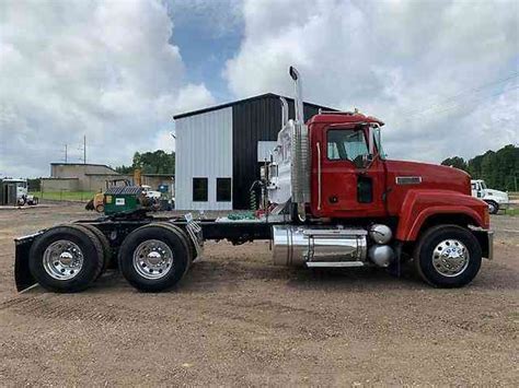 Mack Chn613 2006 Daycab Semi Trucks