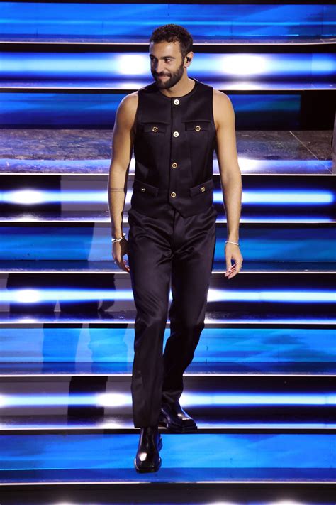 Marco Mengoni Sanremo 2023 I Look Versace Dal Green Carpet Allultima