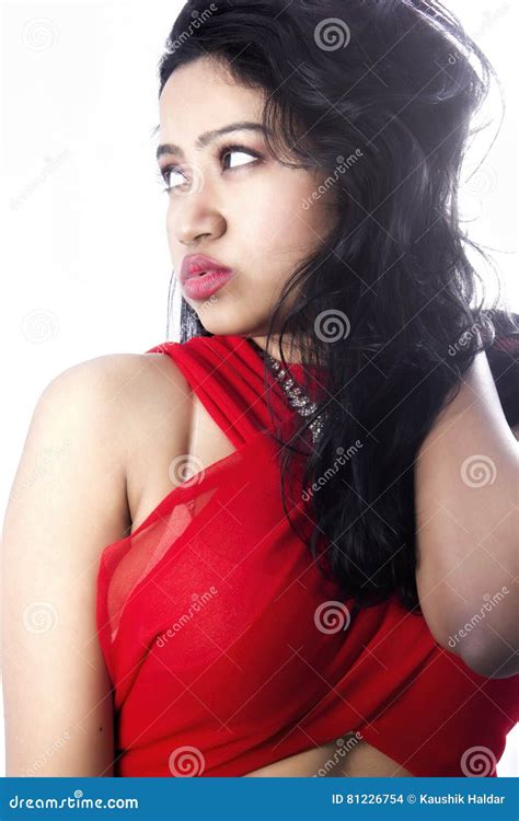 Индийская девушка в красном Saree Стоковое Фото изображение