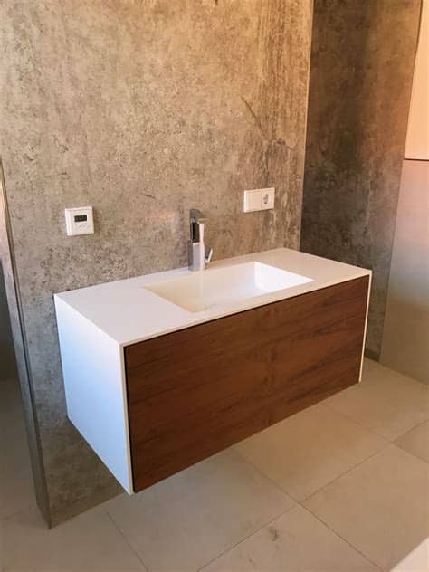 Ein waschtisch mit breitem waschbecken und entsprechendem waschtischunterschrank bietet viel platz für die körperpflege und stauraum richtig einplanen. Pure Corian® meets wood Sonderanfertigung mit großem ...
