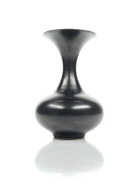 Lot Vivienne Foley Black Classic Ceramic Vase