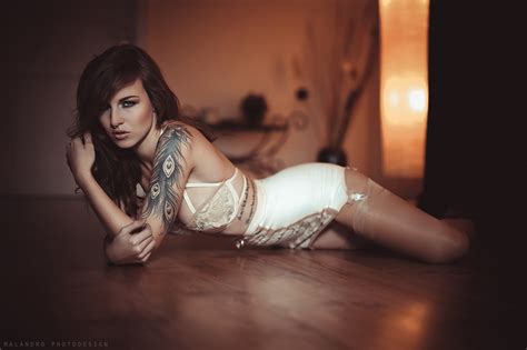 Fondos de pantalla mujer modelo fotografía vestir tatuaje en el piso Moda lencería