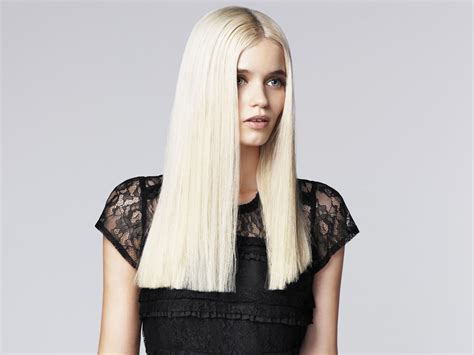 Medium hair styles style abbey lee kershaw hair grunge hair freja beha erichsen fashion short hair styles hair beauty behind the scenes of the chanel fall/winter 2010 ad campaign after a day and a half of reading the twitter frenzy about karl lagerfeld being in new york city, i decided to head to the lower east side to see the spectacle for. Photos de star : Abbey Lee Kershaw