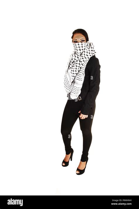 una adolescente en medias de color negro y una chaqueta con una bufanda cubriendo la boca y la