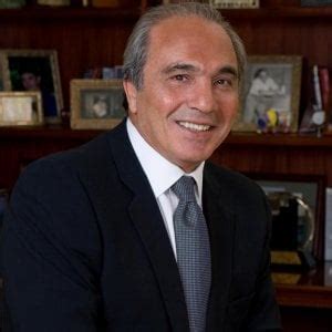 È rocco commisso, imprenditore di origini calabresi che vuole il club di milano. Fiorentina, chi è Rocco Commisso partito ragazzo dalla Calabria e diventato miliardario in Usa ...