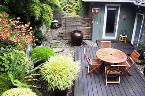 tips ubah halaman belakang sempit menjadi taman rumah  sejuk