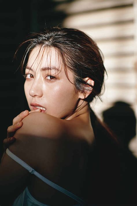 「全裸監督2」セクシー女優熱演の佐藤あいり、美ボディで魅了 “全てを魅せる”写真集 モデルプレス